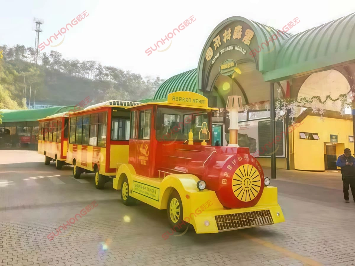 parque temático-passeio-de-trem-vermelho-amarelo-portão - SUNHONG Passeio de trem vermelho e amarelo no parque de diversões - SUNHONG