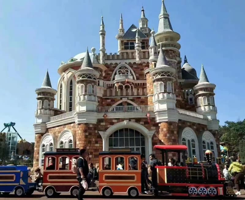 قطار مصغر من طراز "سونهونغ" الترفيهي يعمل أمام قلعة داخل مدينة ملاهي، حيث يستمتع الزوار بالفعاليات الترفيهية - سونهونغ