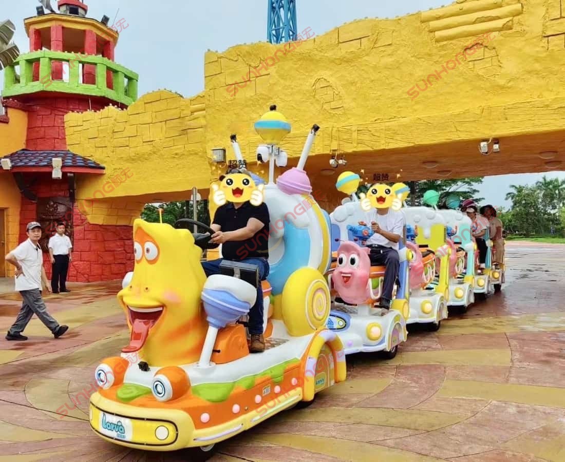 sunhong-larva-theme-amusement-park-train-ride-passengers.jpg Passengers enjoying a Larva-themed SUNHONG amusement park train ride, a custom trackless train ride designed for theme parks, amusement parks, and family entertainment venues