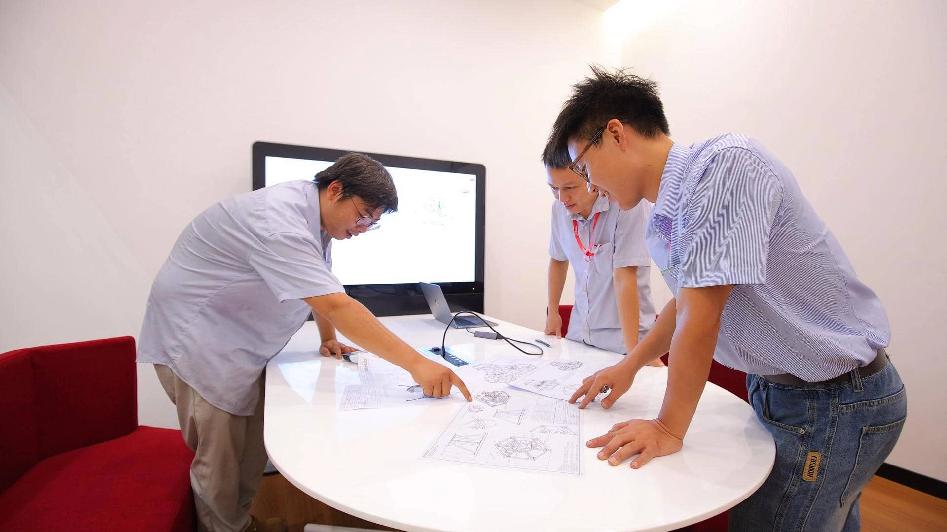 Three engineers from SUNHONG discuss at the table - SUNHONG