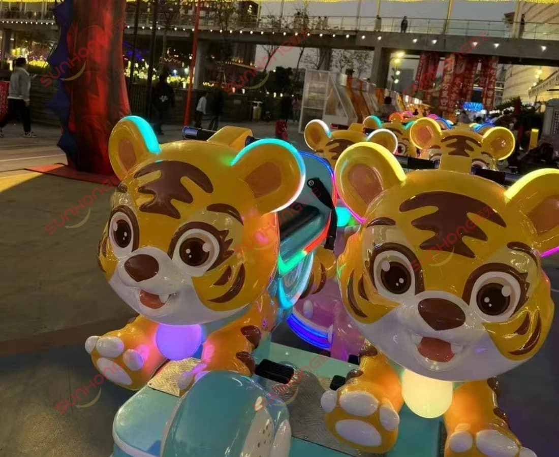 tigger-small-train-ride-night-closeup - SUNHONG Close-up of glowing tiger-themed small train rides at night, ideal for outdoor events and night markets. - SUNHONG