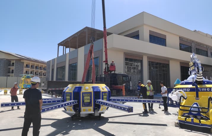 El equipo SUNHONG está instalando una atracción de salto temporal en un parque de atracciones - SUNHONG