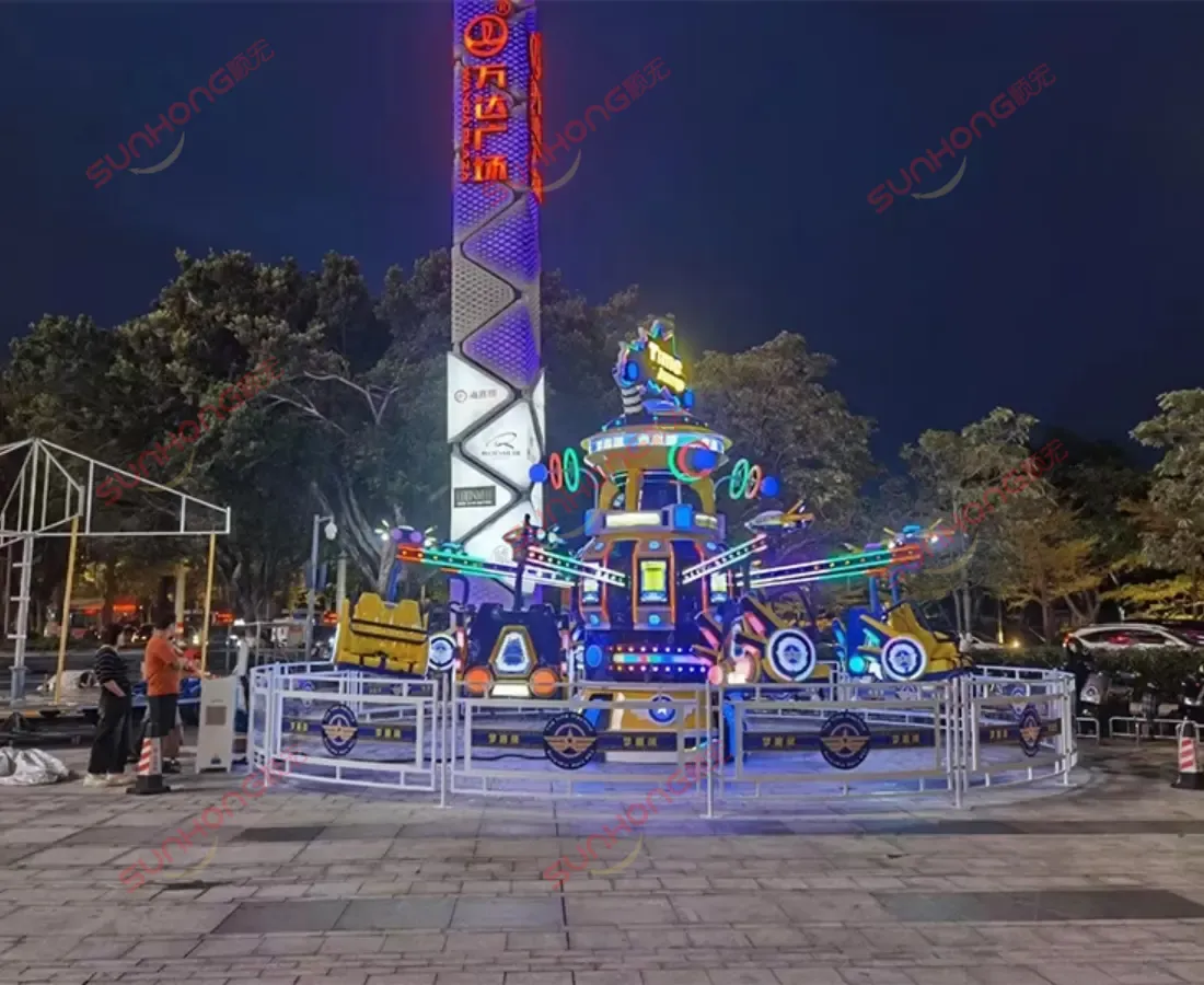 时间跳跃骑行夜间商业广场与人群 - SUNHONG 夜间在商业广场排队等候的“时间跳跃”游乐设施 - SUNHONG