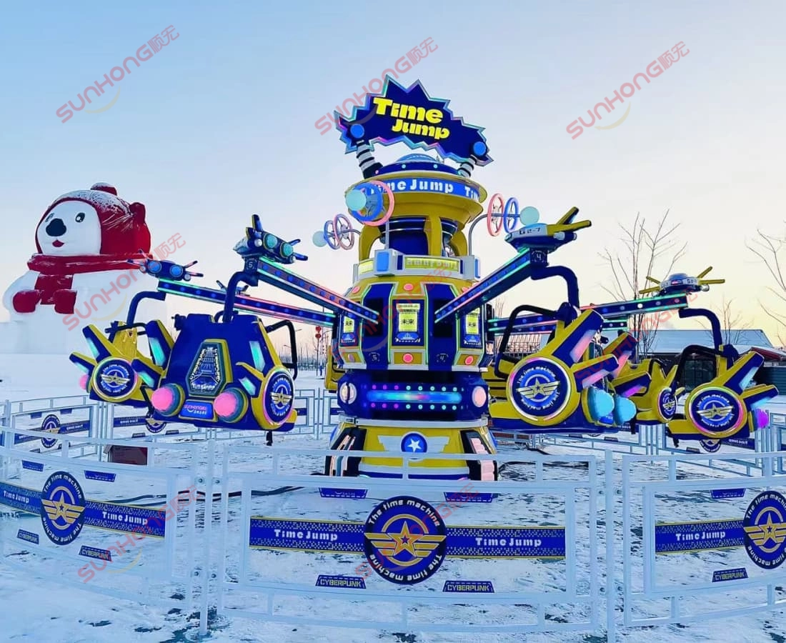 冬季雪地骑行,排队等候 - SUNHONG 时间跳跃游乐设施在冰天雪地的冬季环境中运行,许多乘客排队等候 - SUNHONG