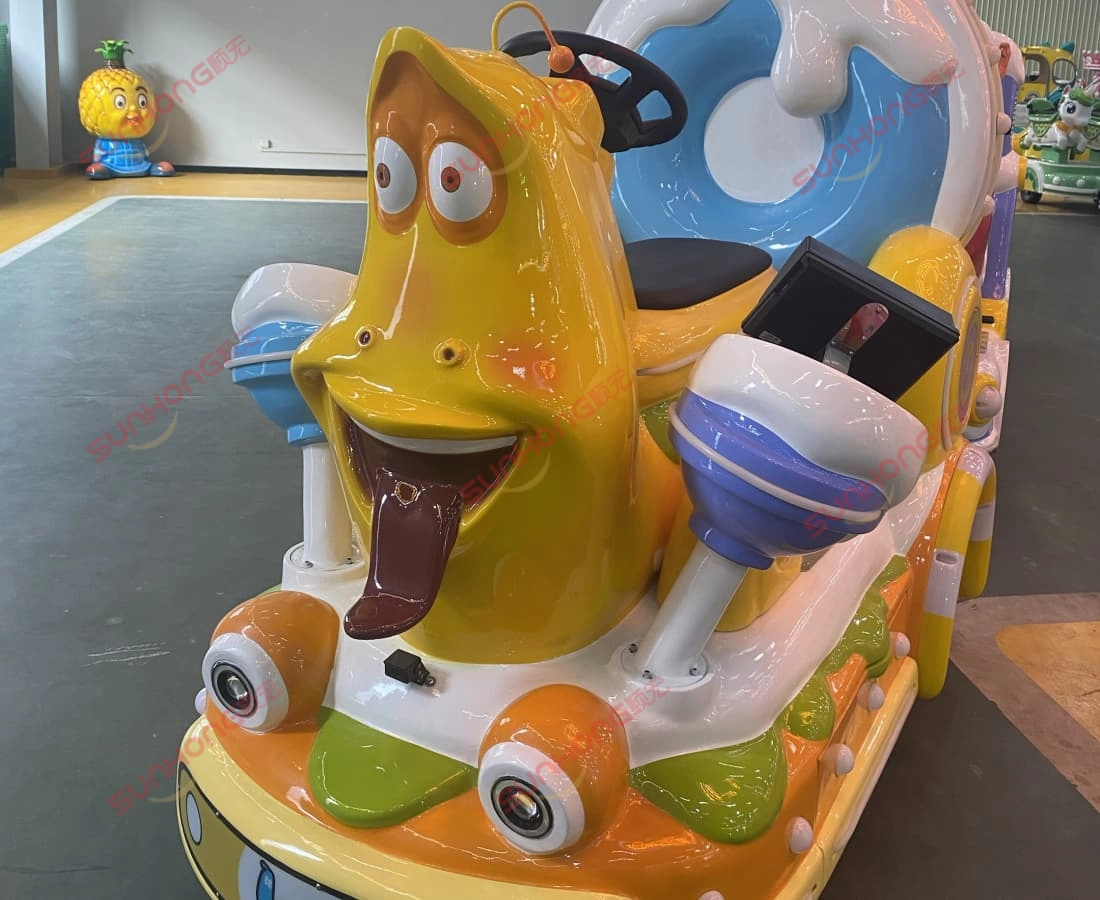 trackless-larva-ranger-train-yellow-head-closeup - SUNHONG Front view of the Yellow character head on the trackless Larva Ranger train – playful design for kids ride. - SUNHONG