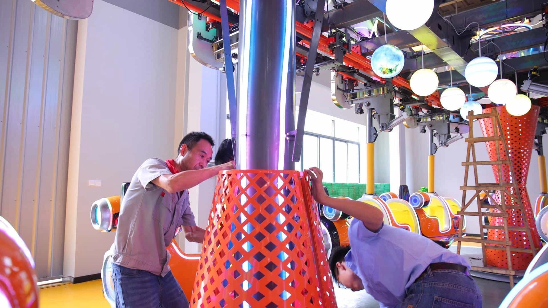 Dos trabajadores de SUNHONG están instalando equipos de entretenimiento.