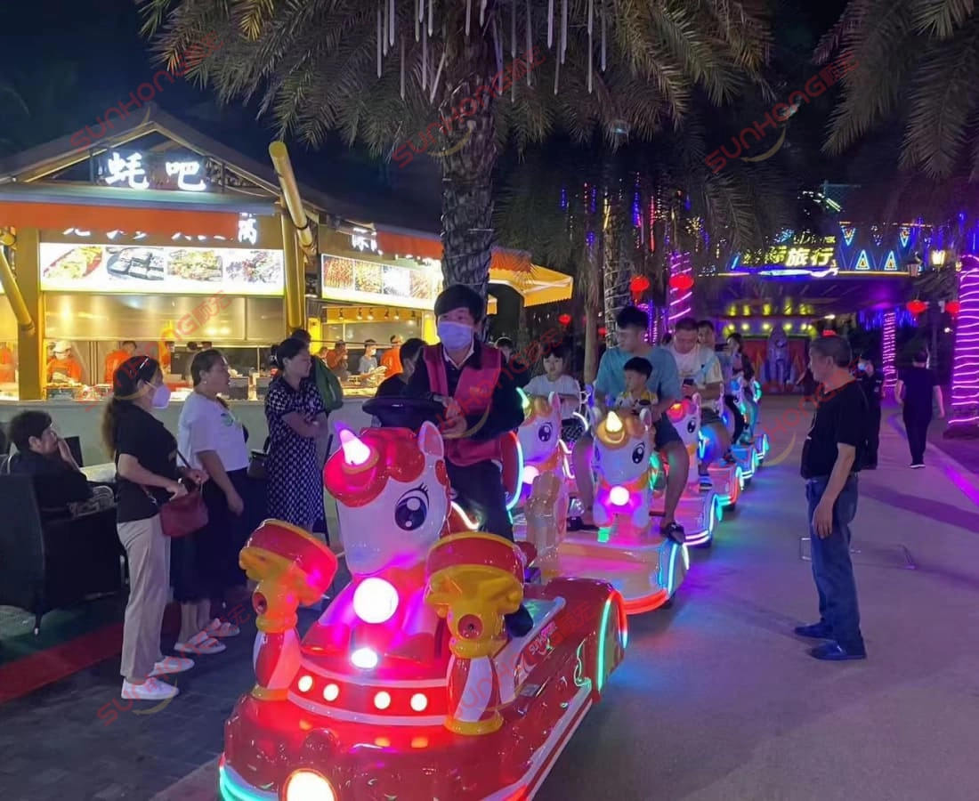 unicorn-kiddie-train-food-street-night - SUNHONG Naik kereta api Kiddie untuk dijual beroperasi di jalan makanan malam dengan orang ramai menonton dan kanak-kanak menunggang. - SUNHONG