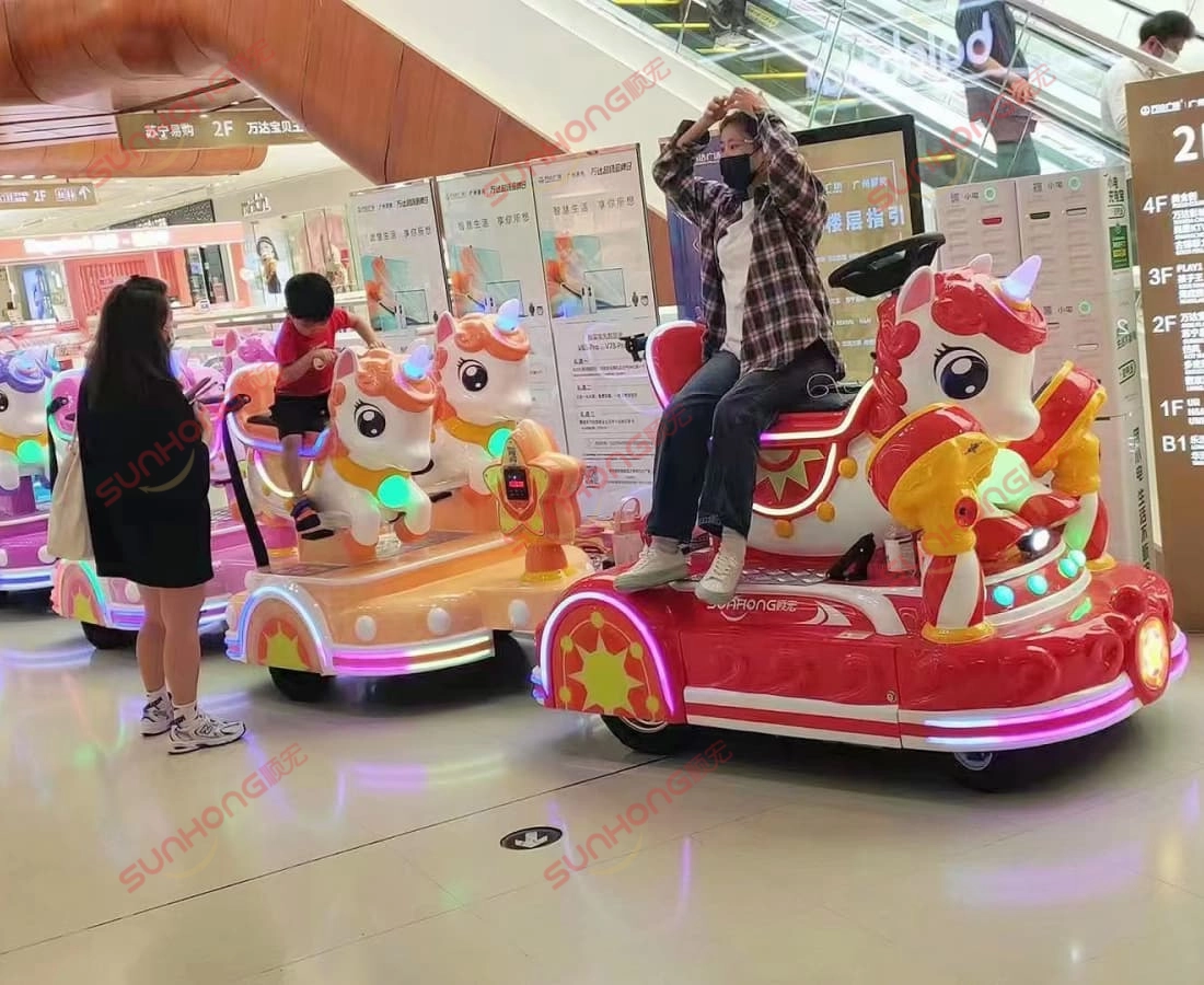unicorn-trackless-train-kiddie-ride-indoor-shopping-mall - SUNHONG Perjalanan kereta api kanak-kanak tanpa jejak unicorn berwarna-warni untuk dijual di dalam pusat beli-belah moden dengan penunggangan kanak-kanak dan ibu bapa berdekatan. - SUNHONG