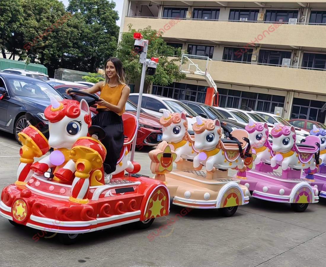 unicorn-trackless-train-rides-test-drive-daylight - SUNHONG Wanita memandu uji kereta api unicorn tanpa jejak kereta di tempat letak kereta pada siang hari. - SUNHONG