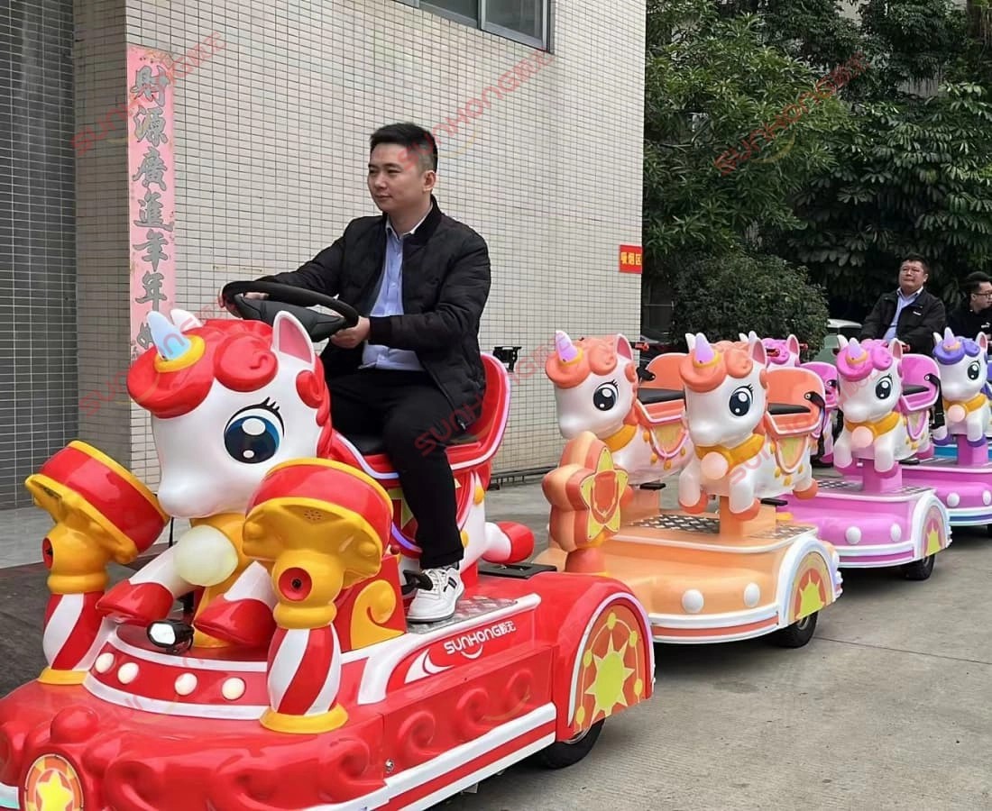 unicorn-train-outdoor-test-drive - SUNHONG Lelaki memandu kereta api tanpa jejak unicorn di luar rumah semasa pandu uji - SUNHONG