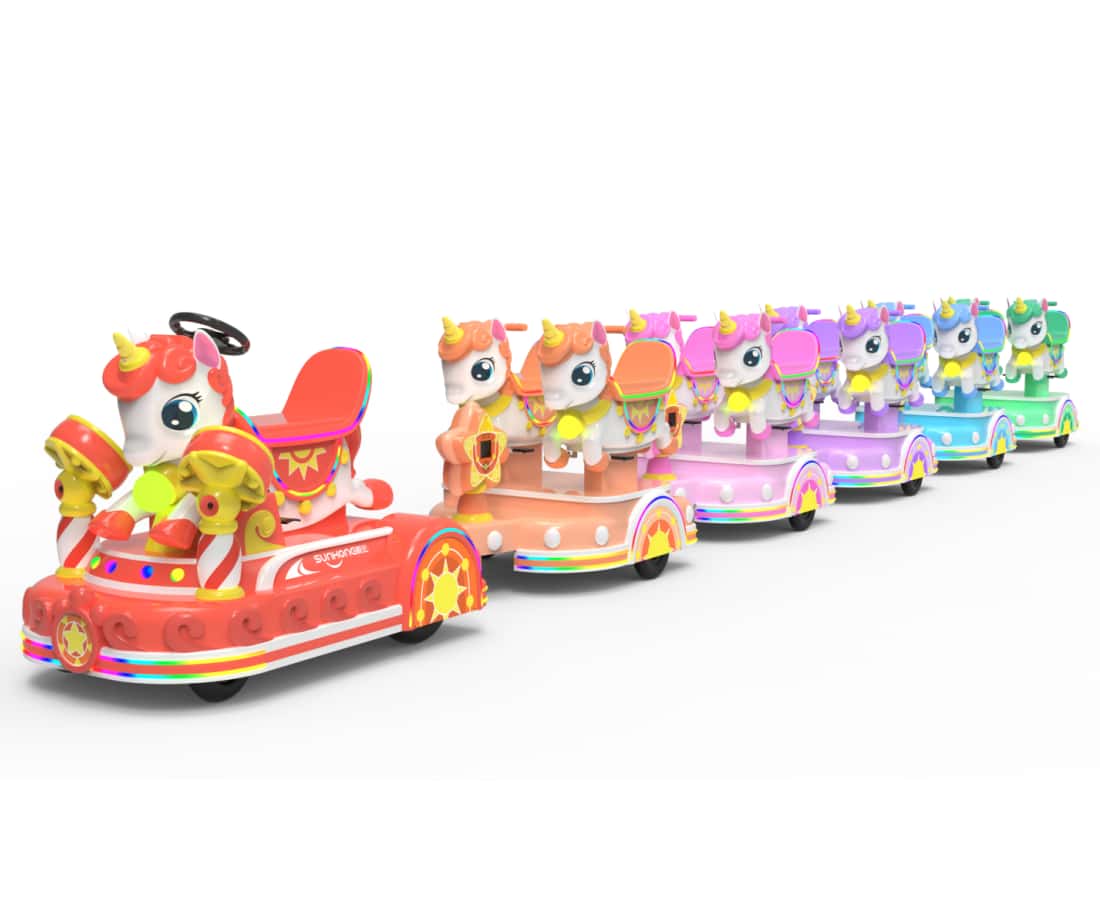 Vue latérale d&#39;un train sans rails pour enfants en forme de licorne, montrant une rangée complète de wagons de style fantastique - SUNHONG