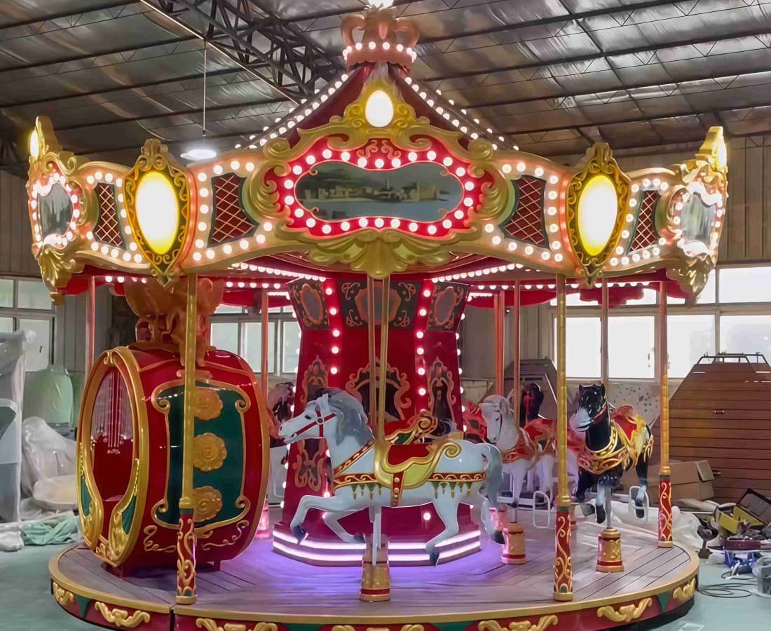 Manège à chevaux de style vintage dans un parc d&#39;attractions