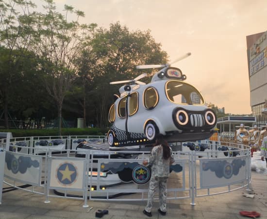 Ônibus aéreo branco no Family Park - SUNHONG
