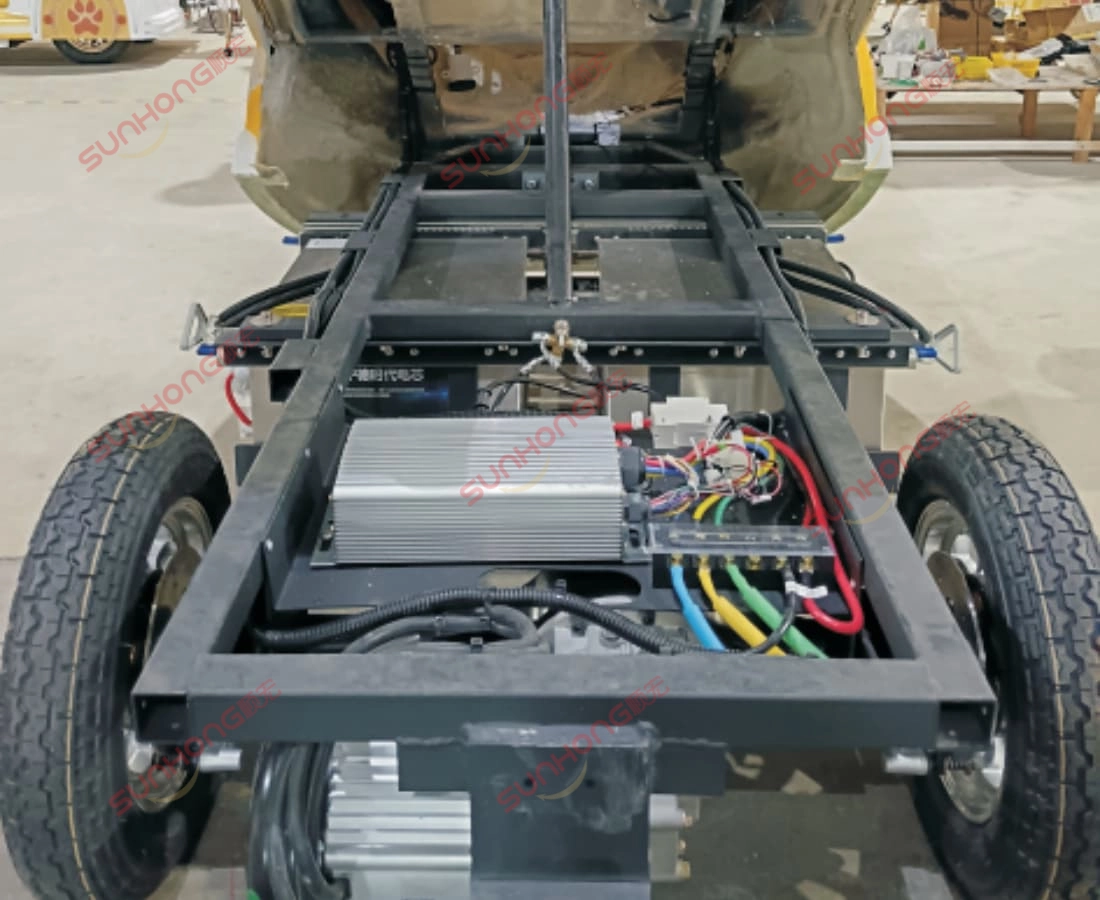 yellow-larva-train-motor-under-seat - SUNHONG Internal drive motor detail beneath Yellow’s seat of the Larva Ranger trackless train – strong and efficient performance. - SUNHONG