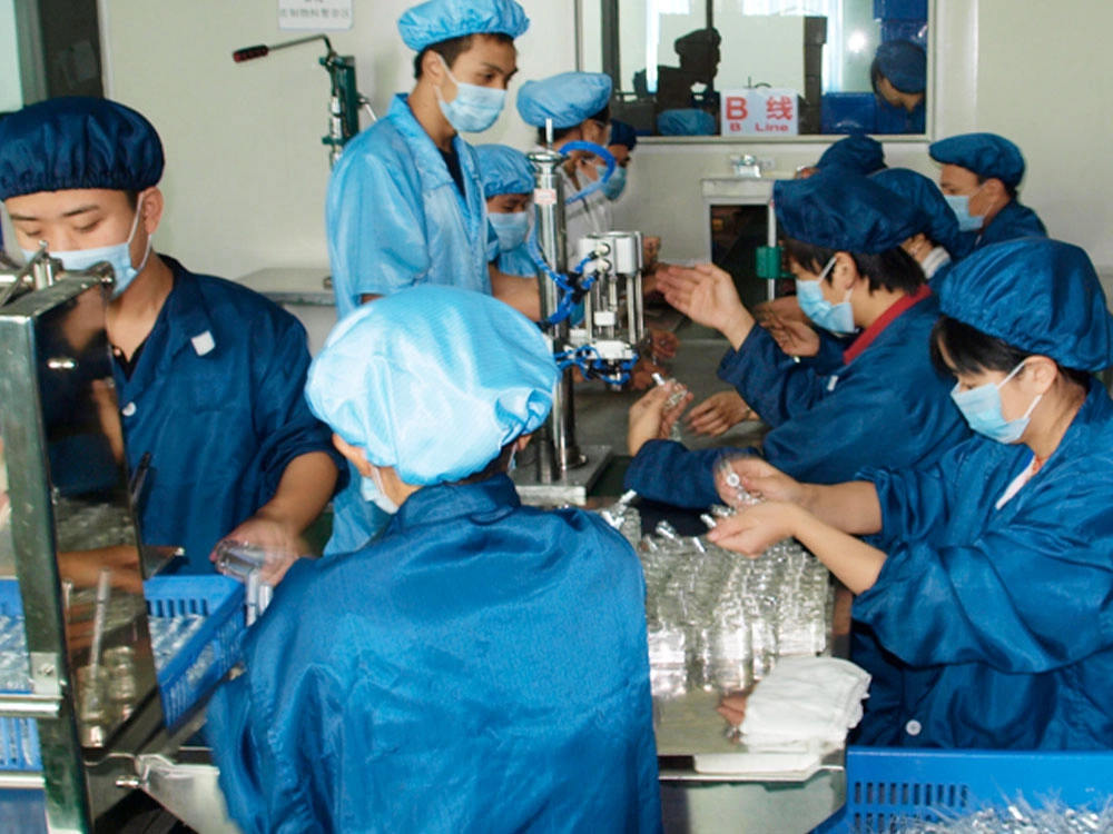 12.-Grab-And-Press-The-Spray-Pump-Head-On-The-Perfume-Bottles - Kartun