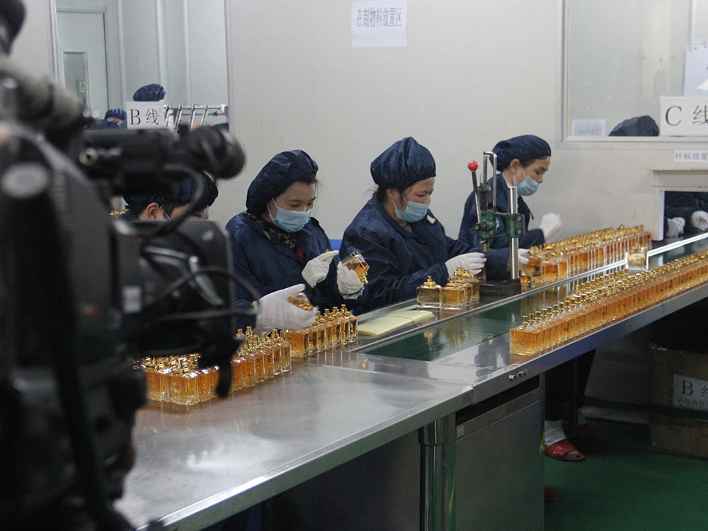 13.-Finished-Perfumes-Inspection - Kartun