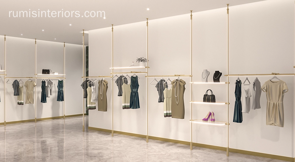 Elegante sistema modular de exposição de varejo dourado exibindo roupas e acessórios femininos.