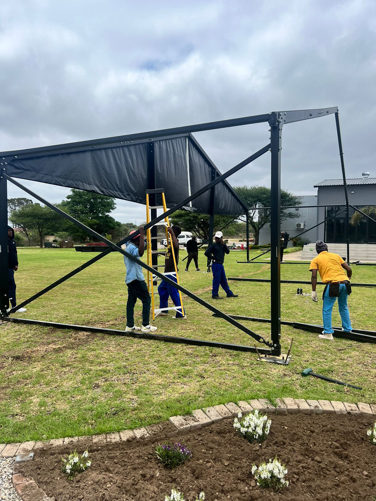 tenda de alumínio preta