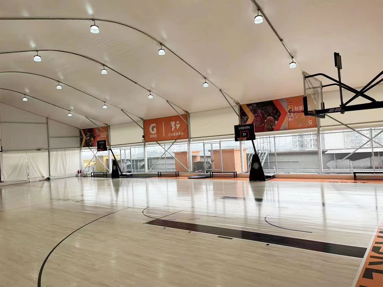 couverture de toit de terrain de basket