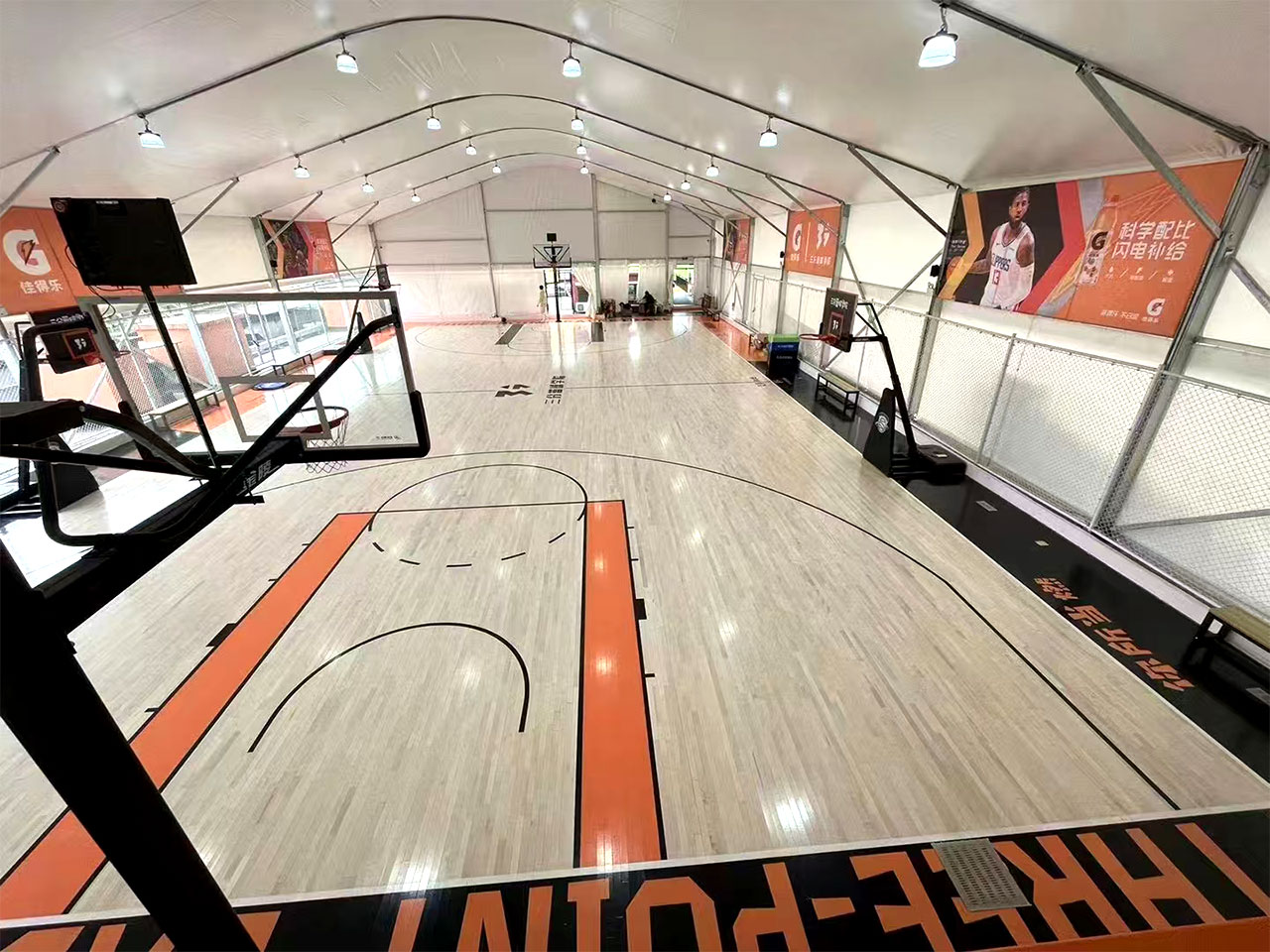 petite tente de terrain de basket