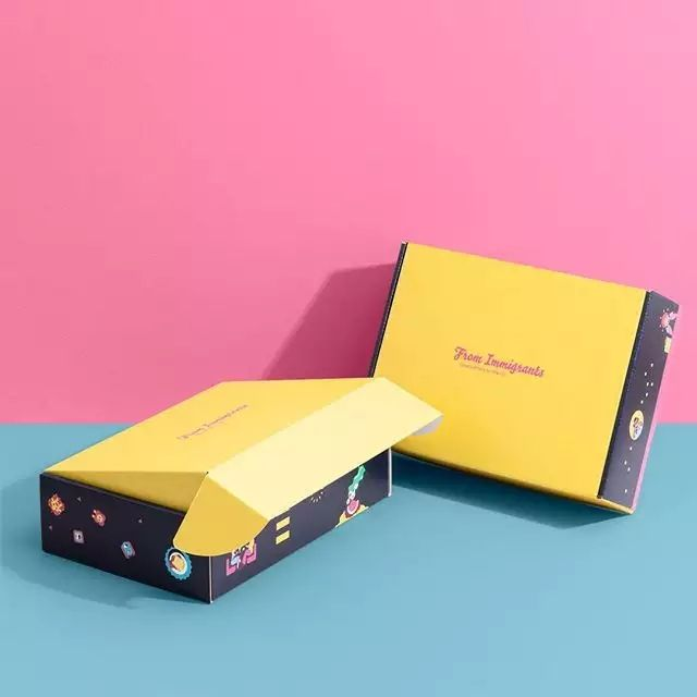 Printed garment shipping carton box with logo design