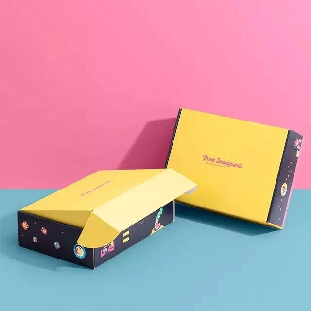 Printed garment shipping carton box with logo design - QianXun