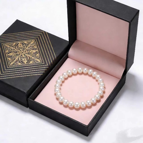 Magnetic rigid box for cosmetic and luxury items