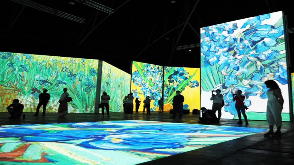 immersive-projection-for-museum Museum visitors enjoy immersive projection.