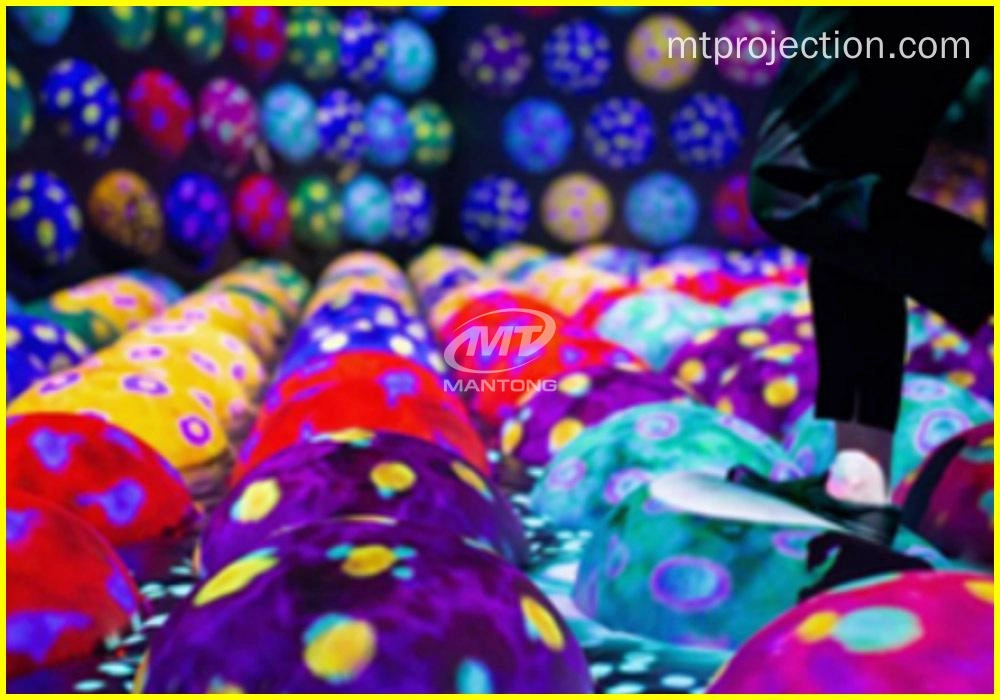 Interactive projection games rotating bouncing sphere_04