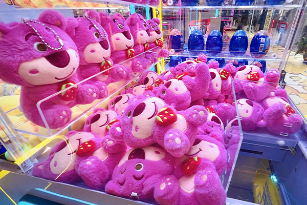 Good gifts for claw machine: Pink strawberry bears ready to be won!