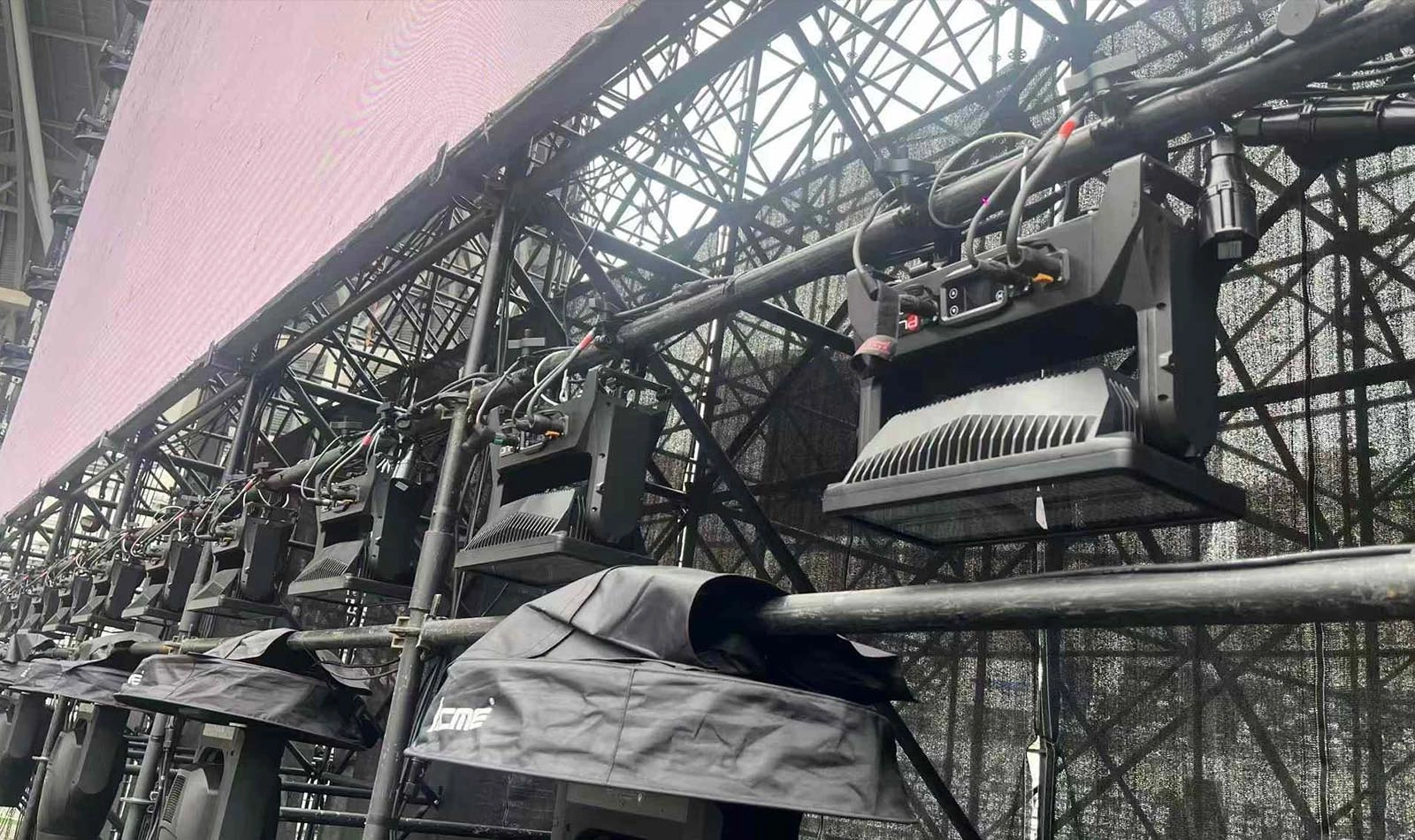 1500W Waterproof Moving Head Strobe Light installed on outdoor stage truss - Colorful Light