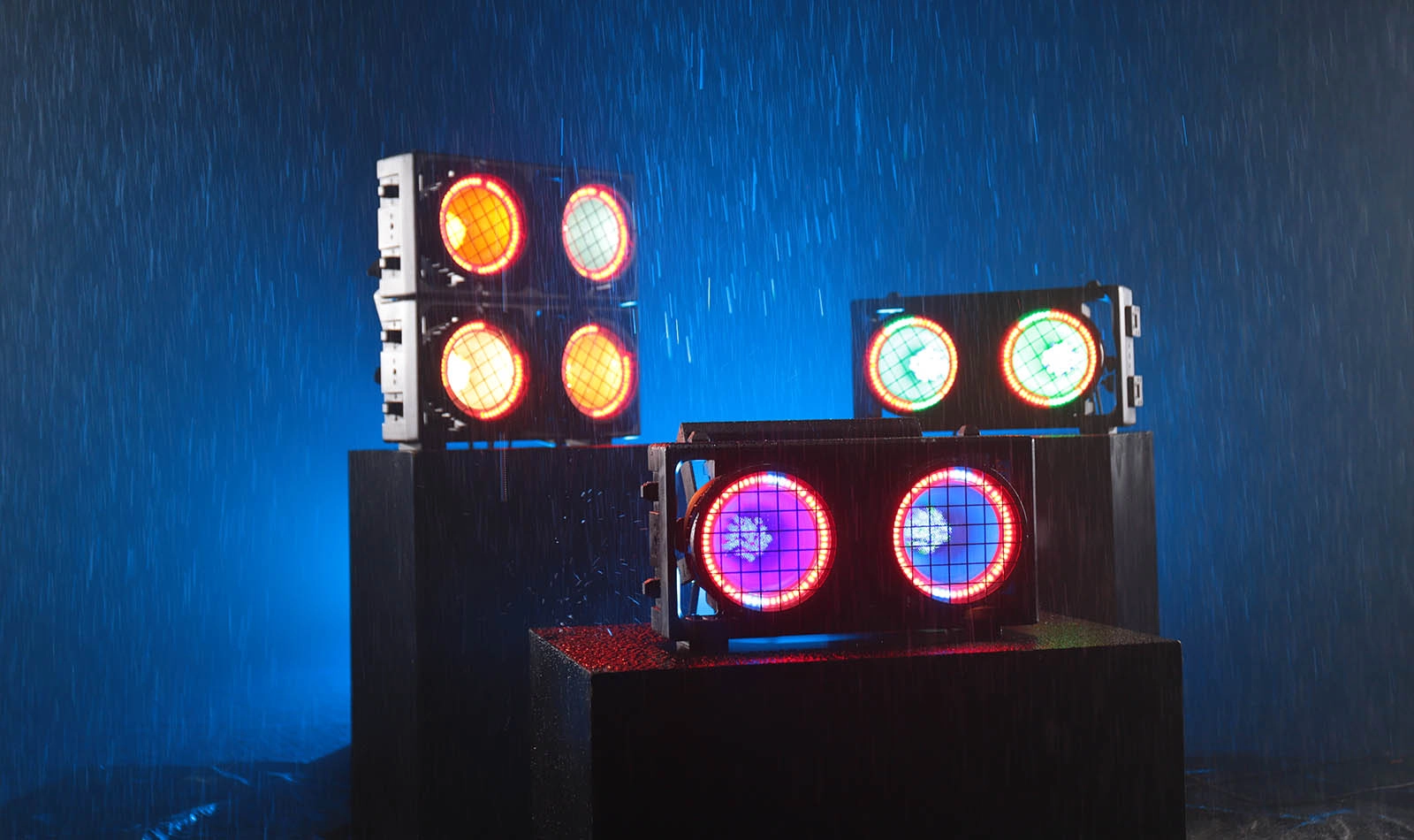 2 Eye Blinder RGBALC 6in1 IP65 outdoor lighting effect with multi-color output in rain scene - Colorful Light