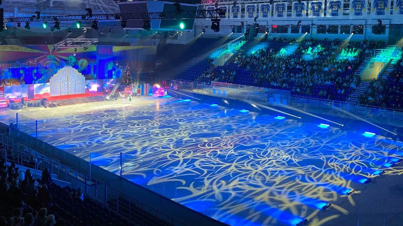 20x15W RGBW 4in1 IP65 Pixel Wall Wash Bar creating blue wash effects for large indoor arena - Colorful Light