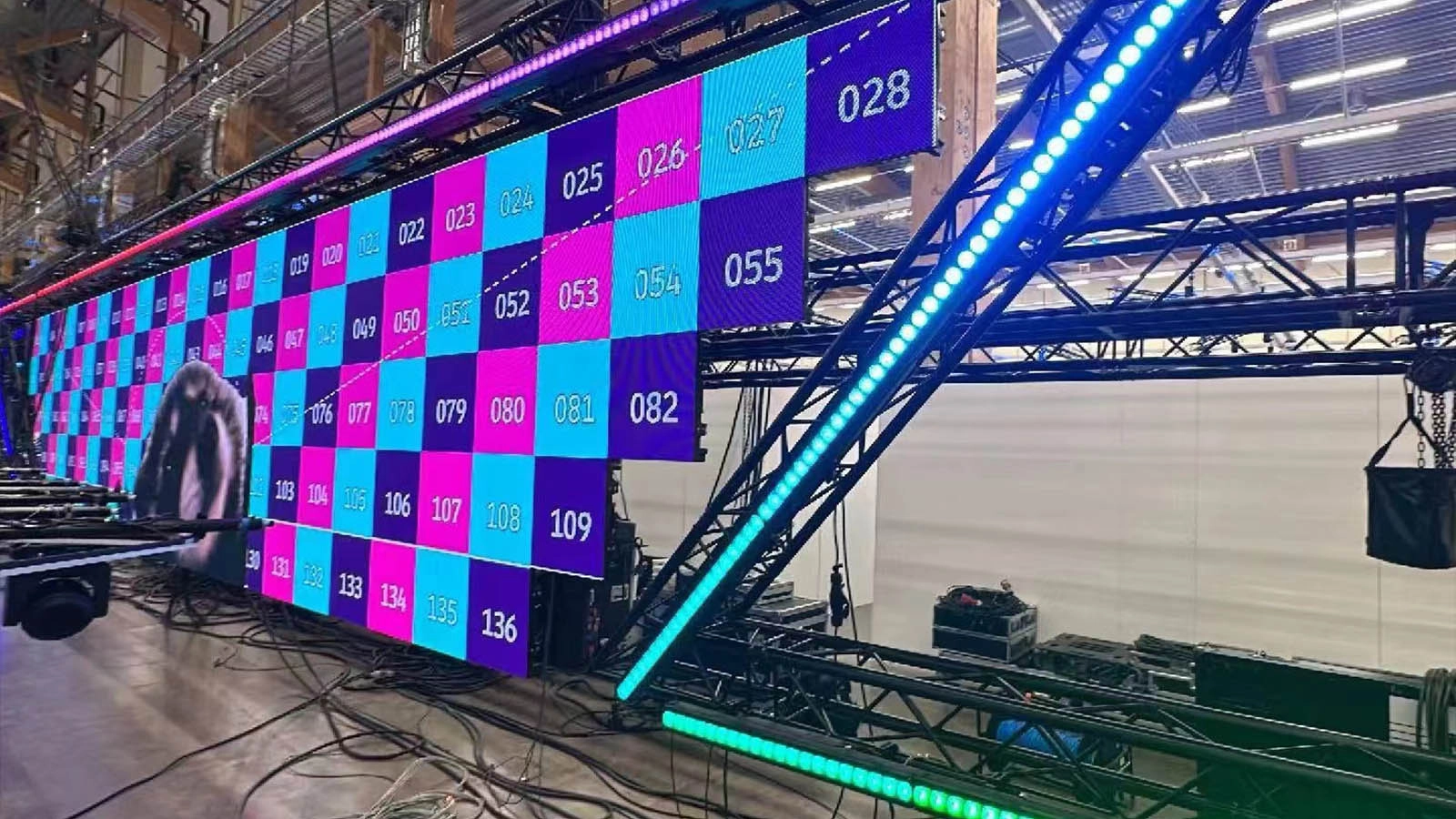 20x15W RGBW 4in1 IP65 Pixel Wall Wash Bar installed on truss for pixel wash effects - Colorful Light