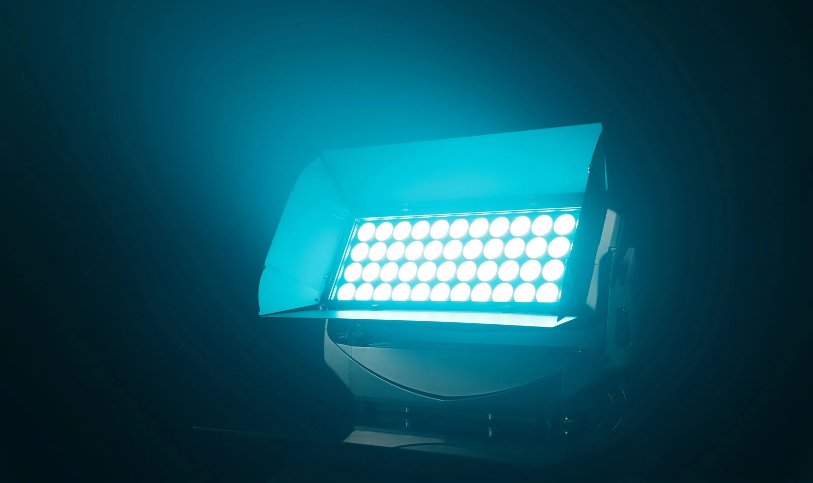 48x20W RGBW 4in1 IP65 Wall Wash 8 Segments showing cyan wash lighting - Colorful Light