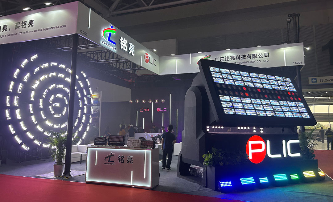 a big strobe model on booth a big strobe model on booth