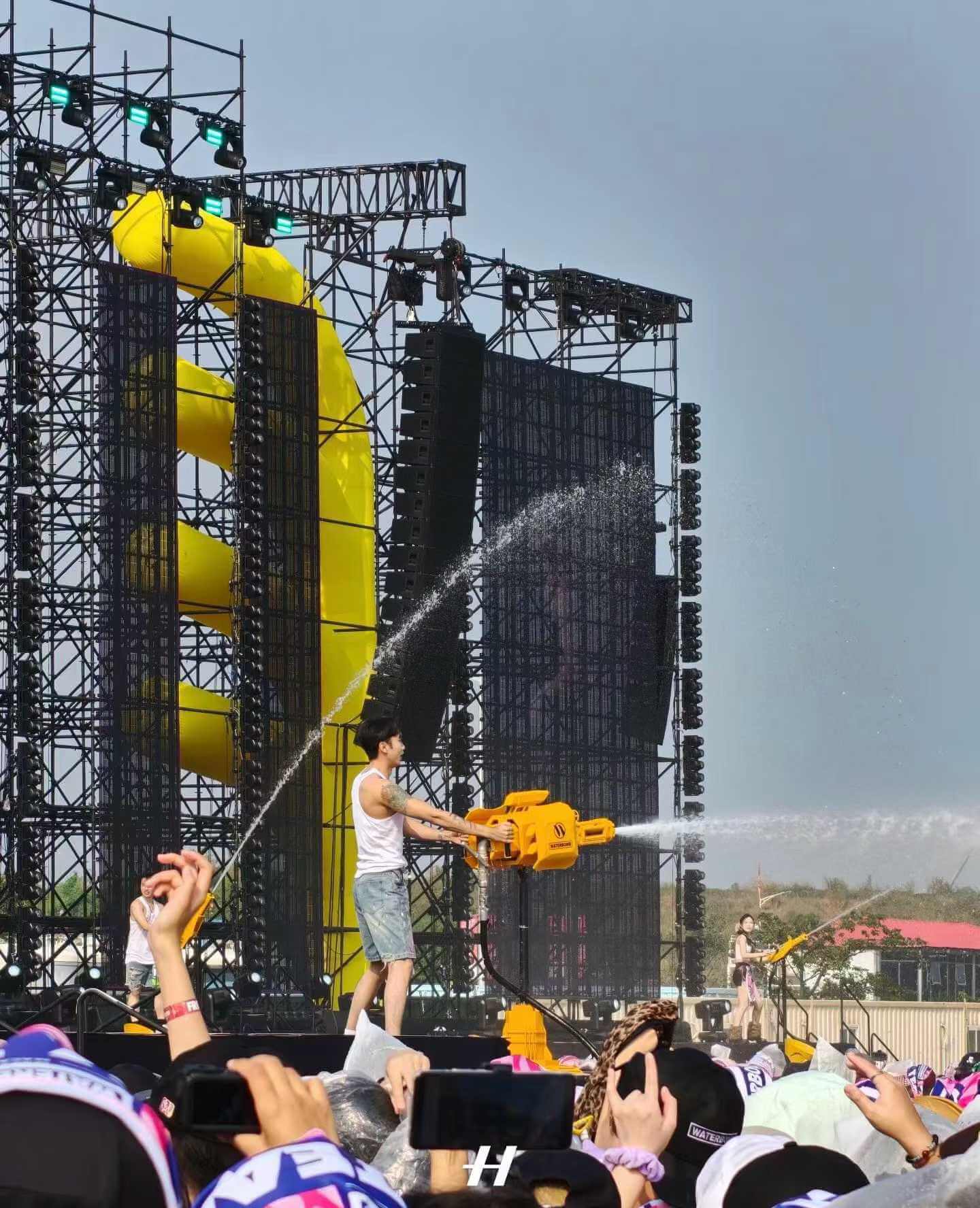 macau-waterbomb-2025-s2000-moving-head-strobe-festival-stage-lighting macau-waterbomb-2025-s2000-moving-head-strobe-festival-stage-lighting