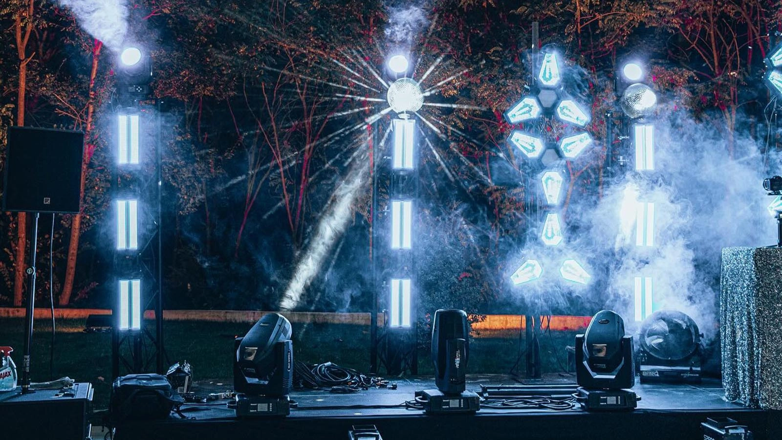 Outdoor stage lighting solution with LED moving heads and strobe effects - Colorful Light