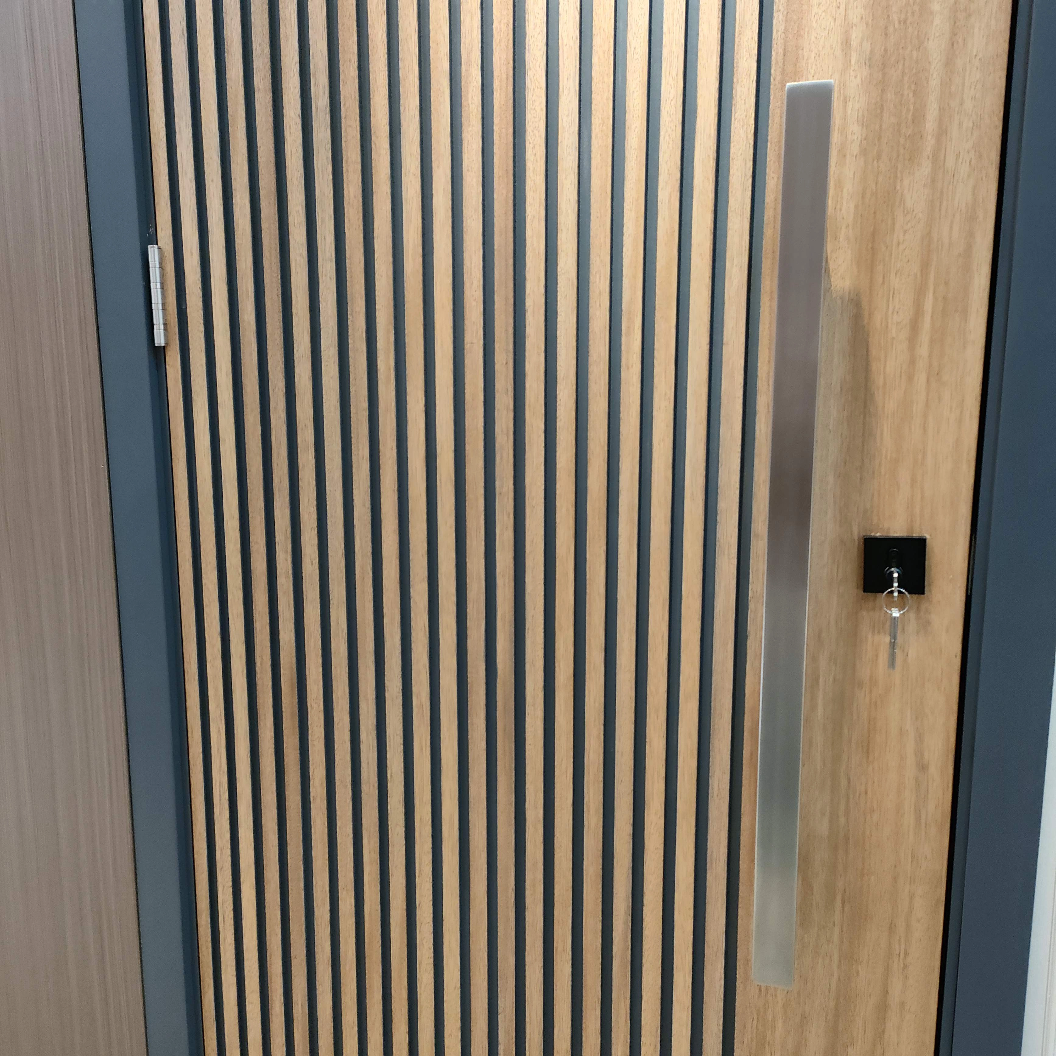 Puerta de madera con un sentido moderno Sentido moderno de la puerta de madera.