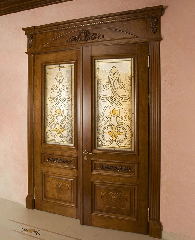 Diseño de puerta principal doble de madera.