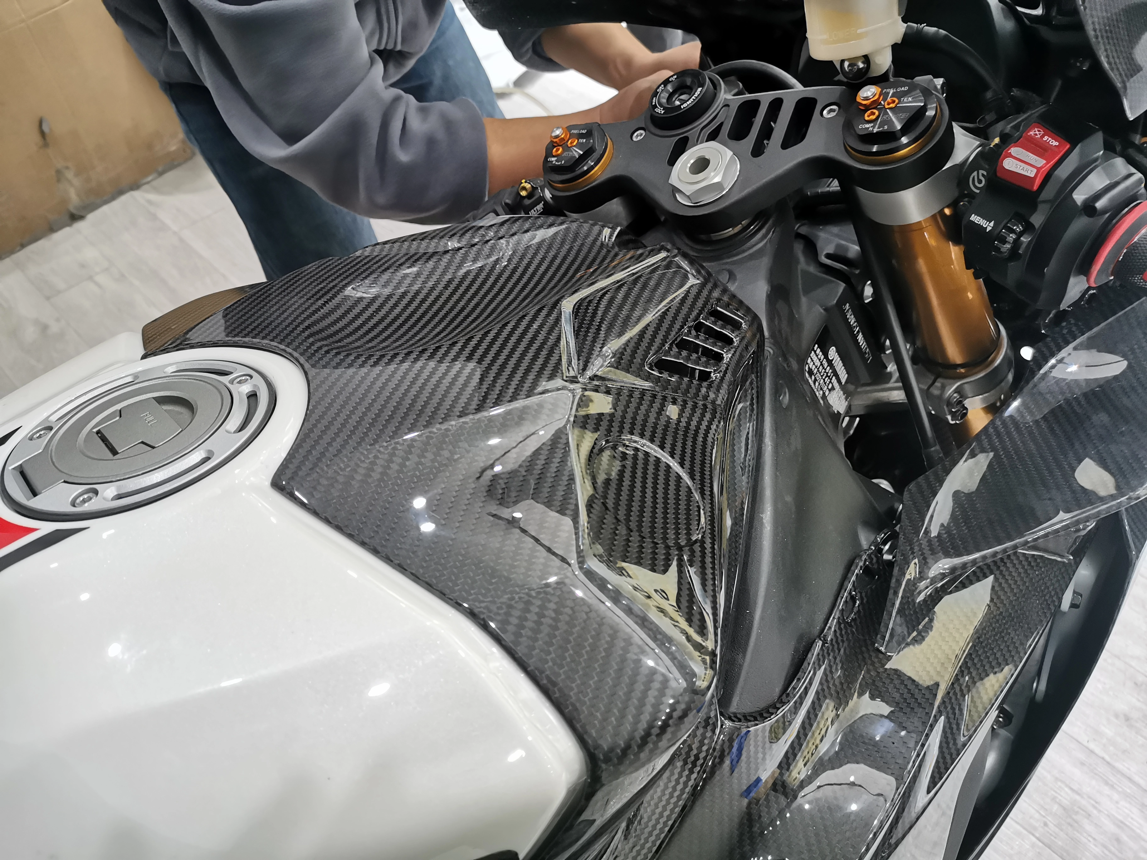 Y-R1-2-Carbon-fiber-fitment-pic Y-R1-2 Carbon fiber fitment pic