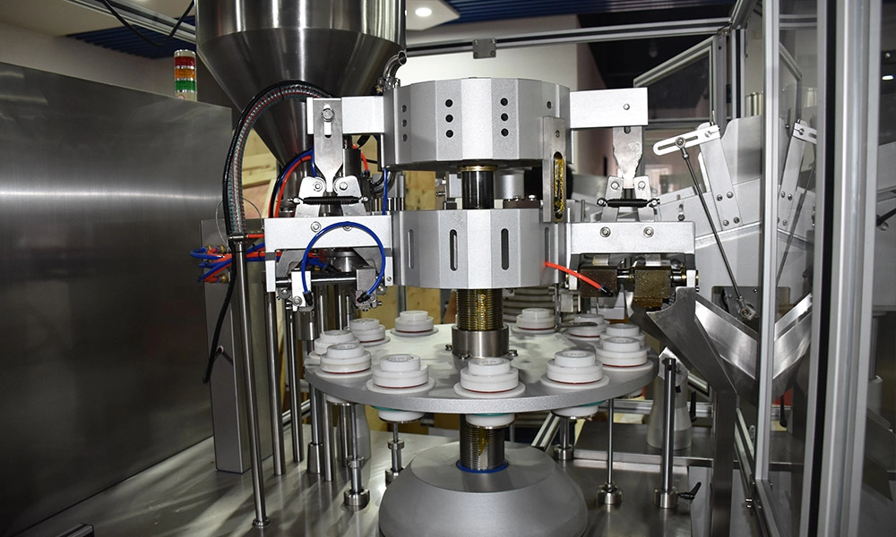 Automatic Tube Filling and Sealing Machine-02 - FULUKE