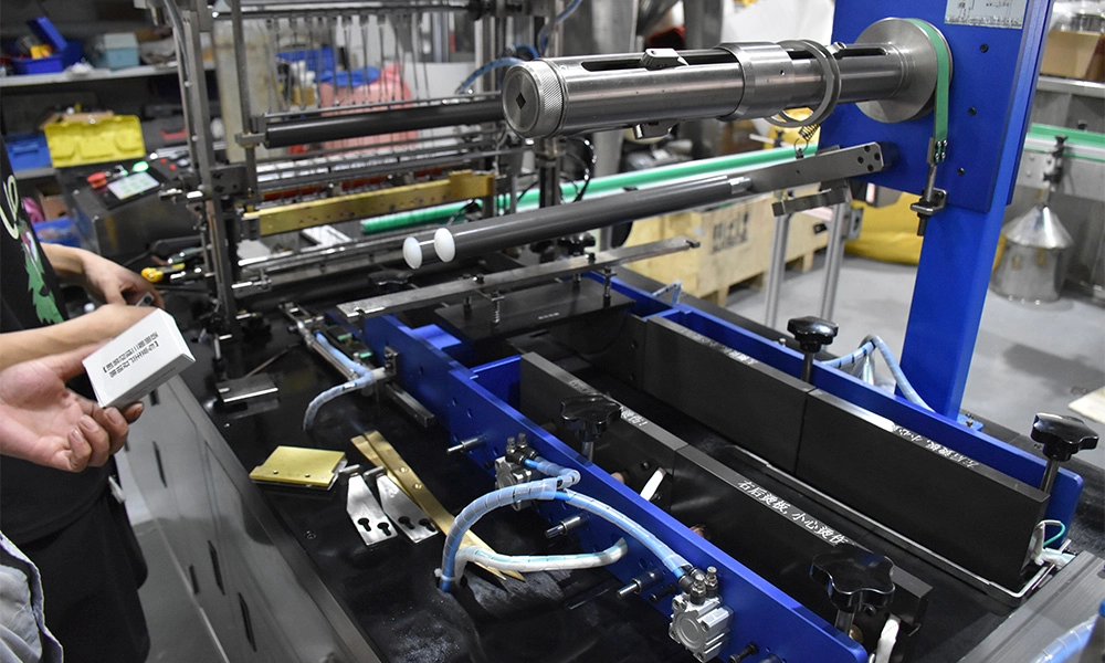 Film Packaging Machine High Quality Three-dimensional Case Box Packing Machine Carton Cellophane Toy Box Cigarettes Film Packing Machine-01 - FULUKE