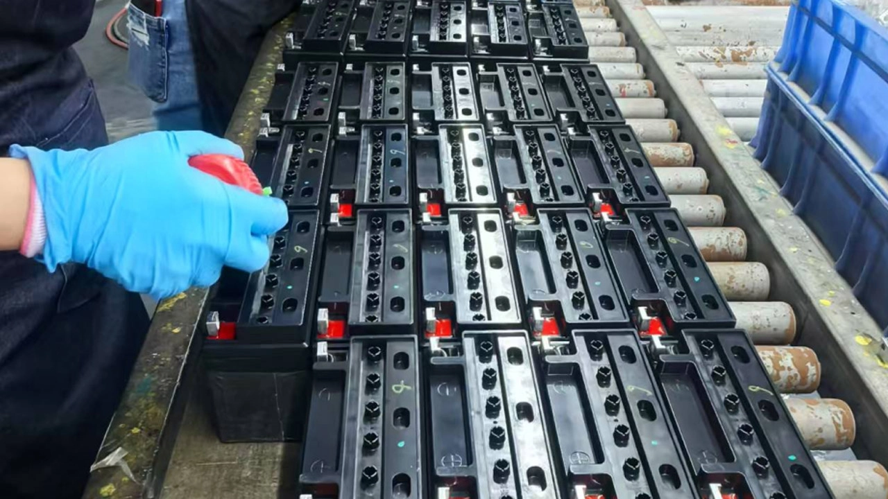 10. Red and black glue - TIANDONG