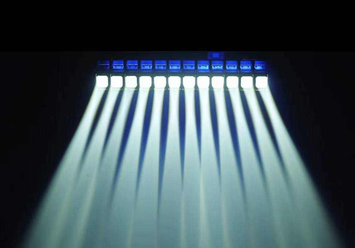 12 светодиодных светильников RGBW 4-в-1 мощностью 60 Вт