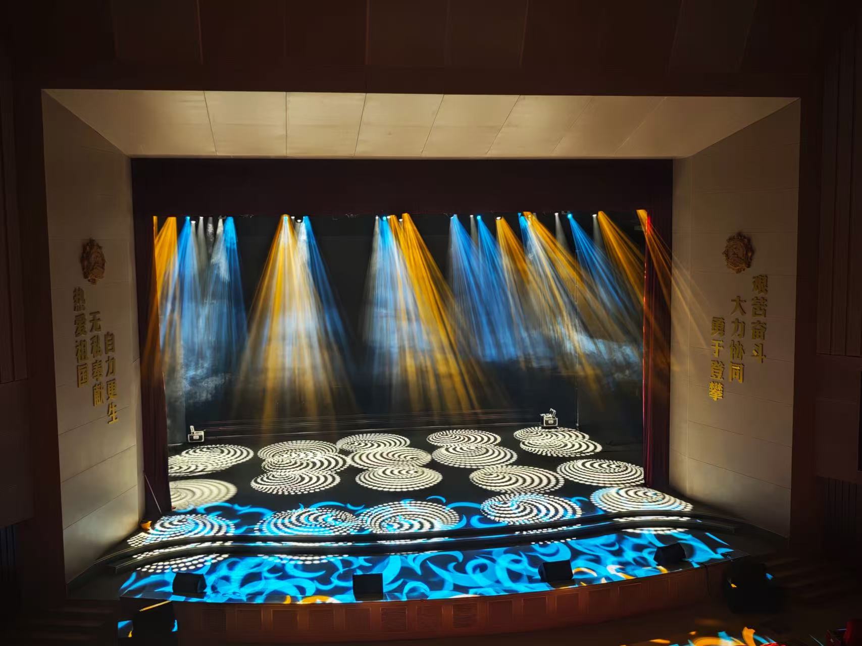 LED moving head with framing shutters