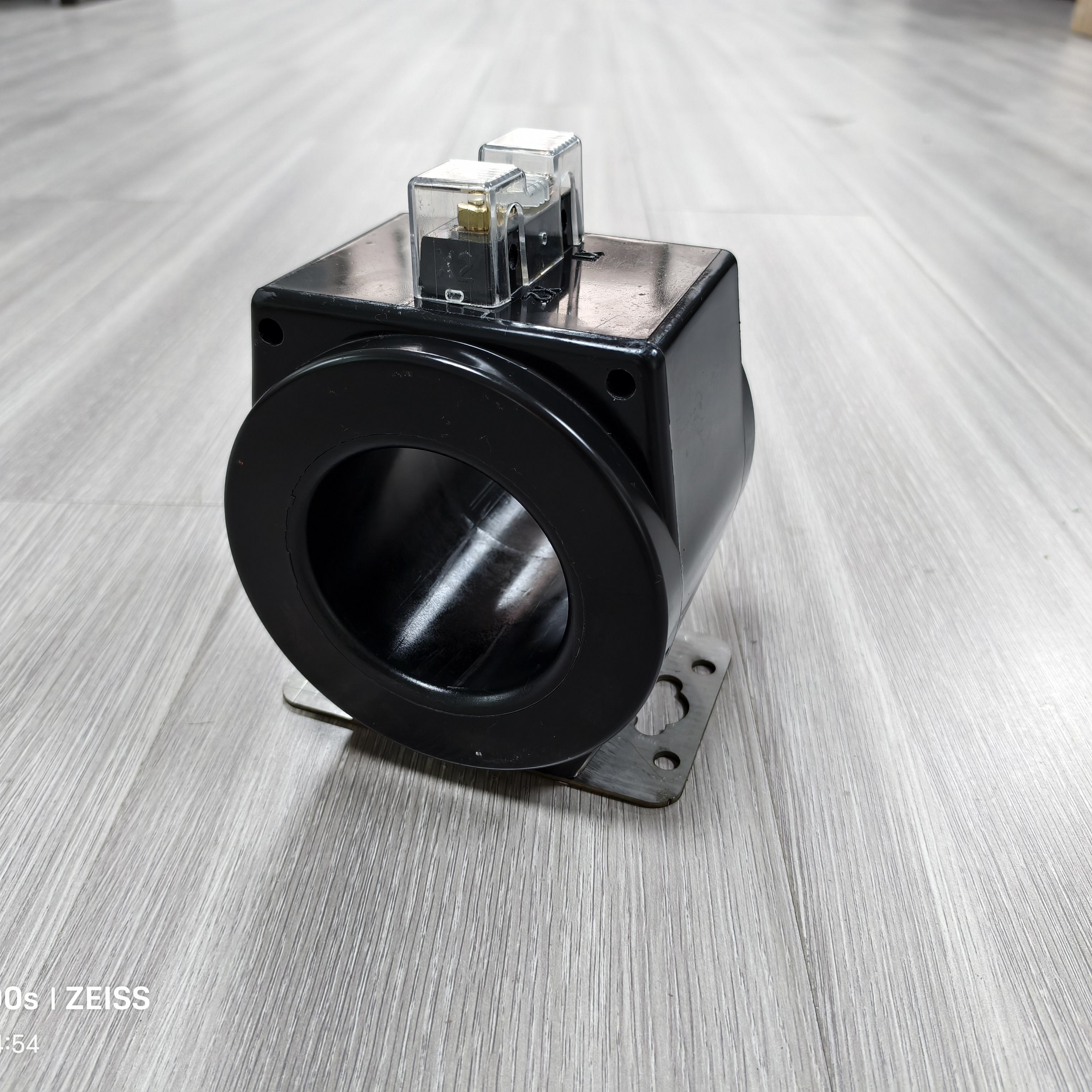 Low-Voltage Current Transformer  Extended Range Current Transformer (ERCT) for Revenue Metering WindowType
REAL SHOT 220V