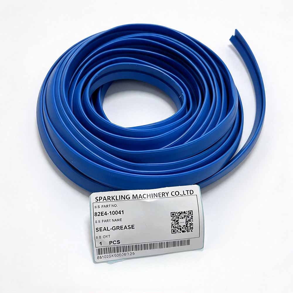 Hyundai-R200W-7-replacement-grease-seal-82E410041-sealing-lip-close-up