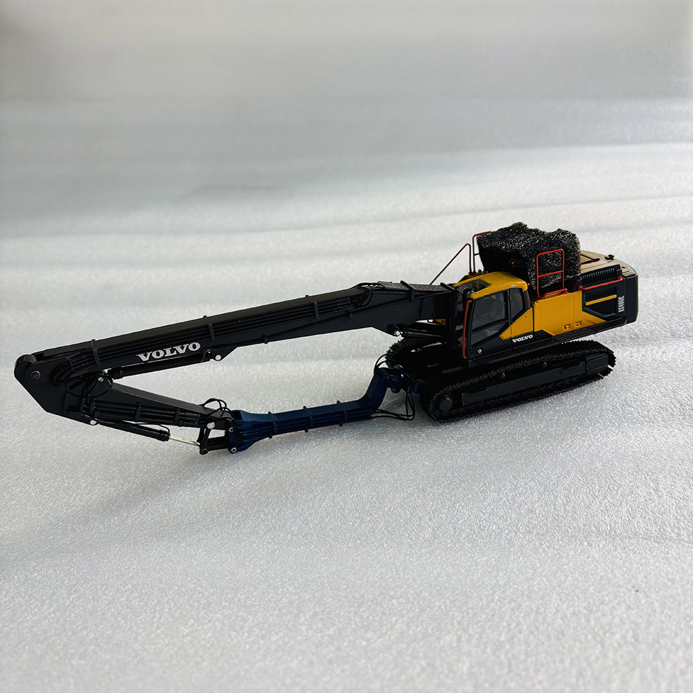 Volvo EC480E die-cast excavator model metal alloy with movable boom arm and bucket