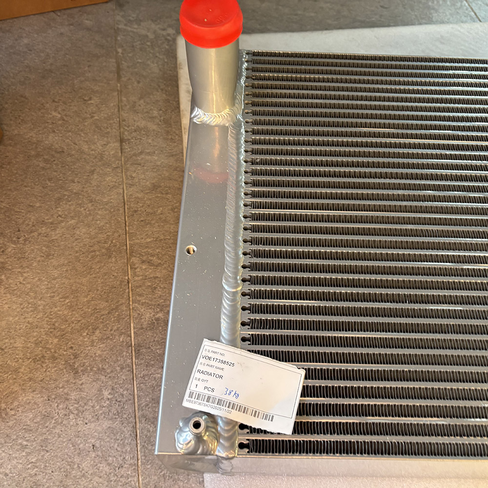 Heavy duty cooling radiator for EC220E